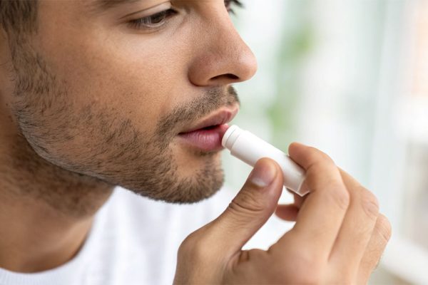7 Tips Menjaga Bibir Tetap Sehat untuk Pria Aktif